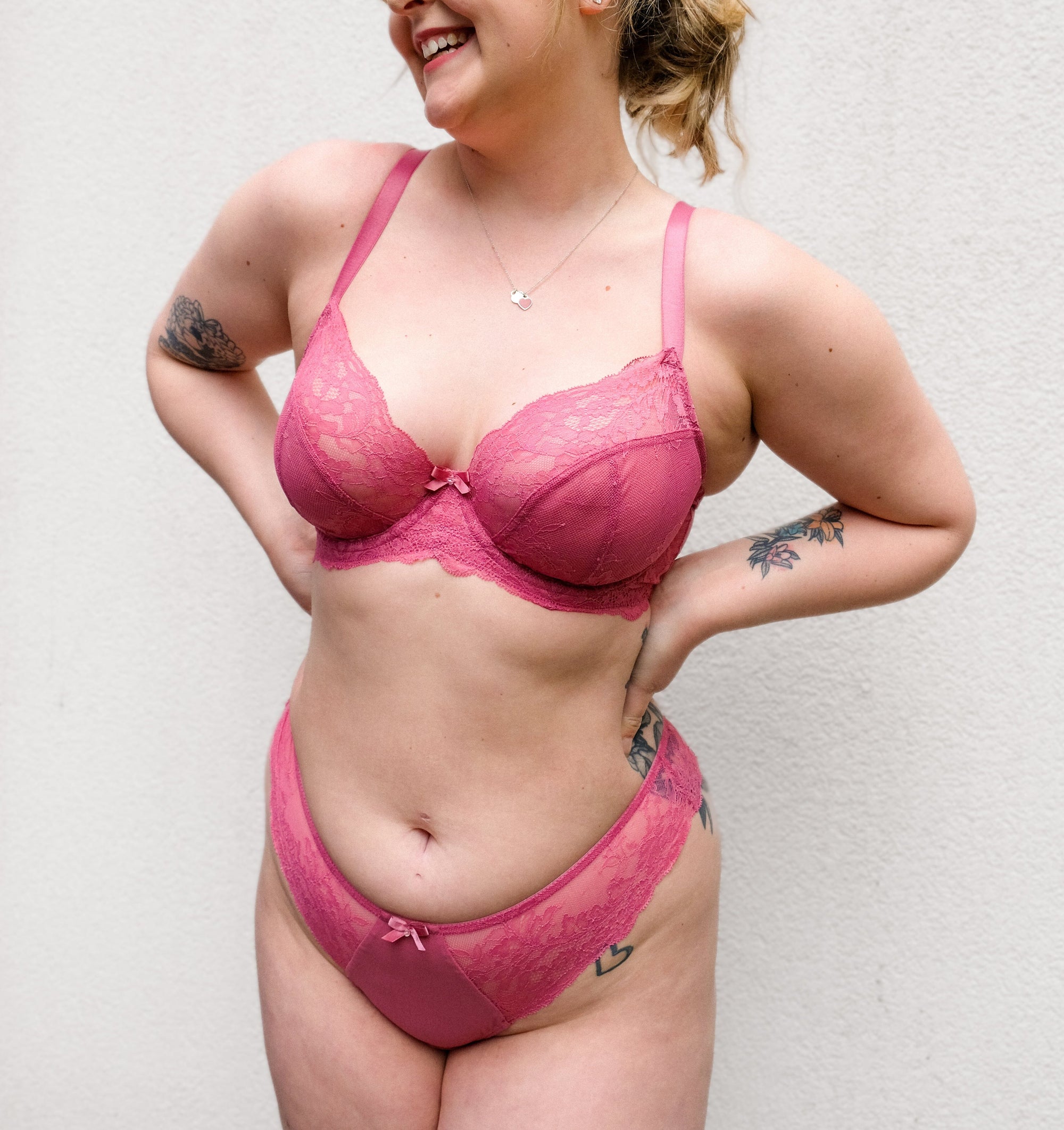 Lace seam-free thong [Berry Pink] Bottoms Panache 