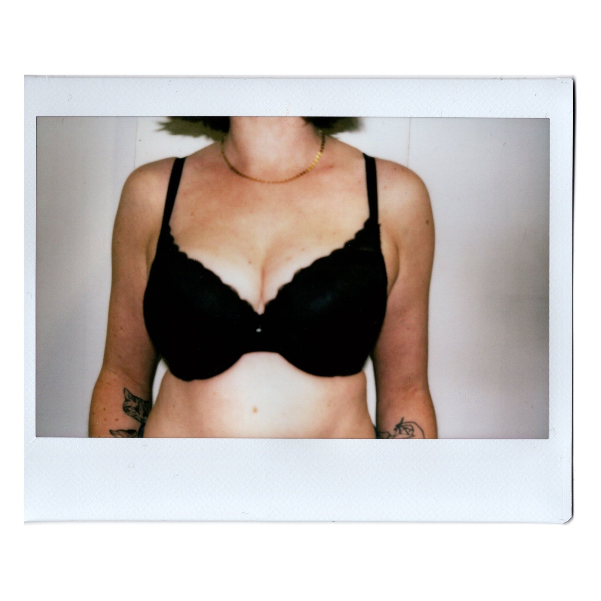 Scalloped edge high apex push up bra [Black] Lisca 