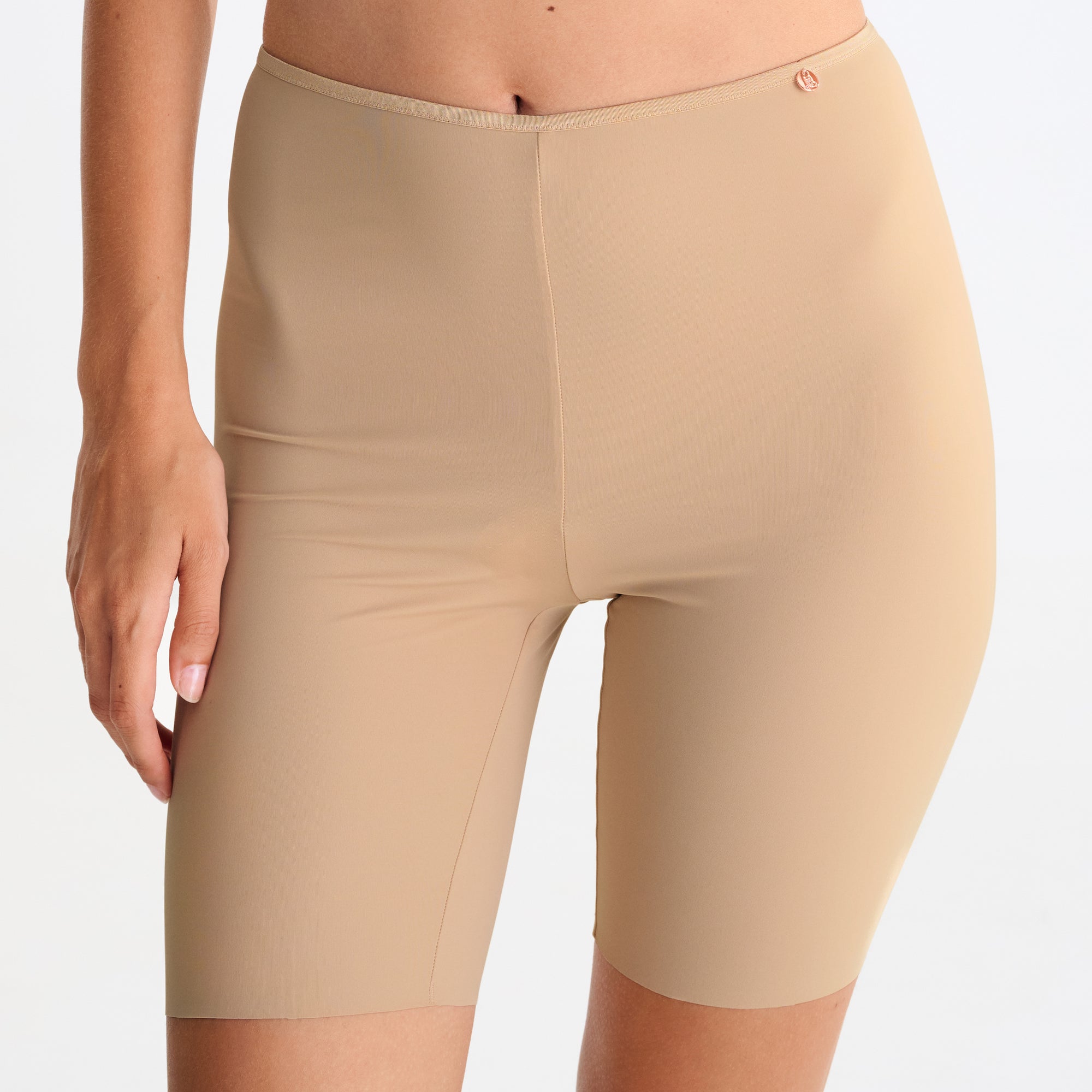 Smooth clean cut high waist shorts [Beige]