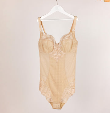 Houndstooth & floral lace body [Beige] Shape Panache 