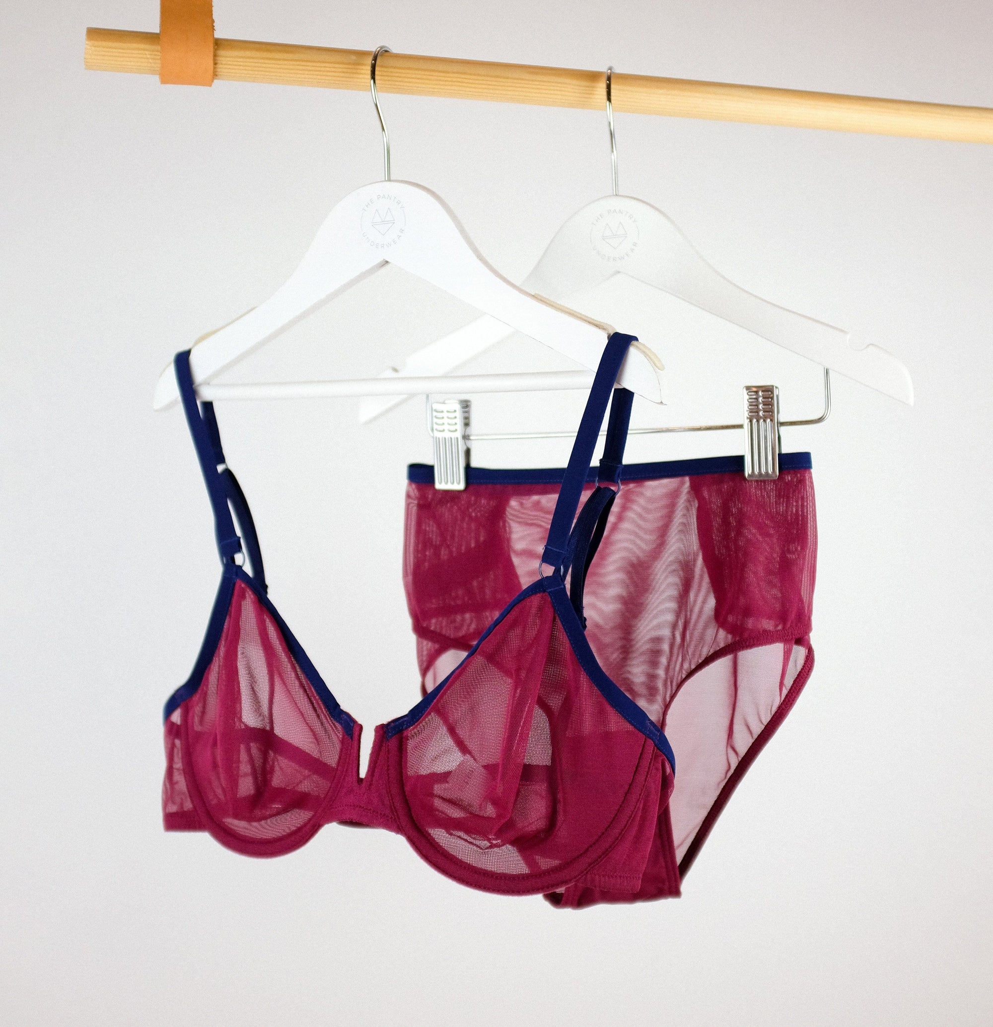 Mesh plunge bra [Cranberry] Bras Simone 