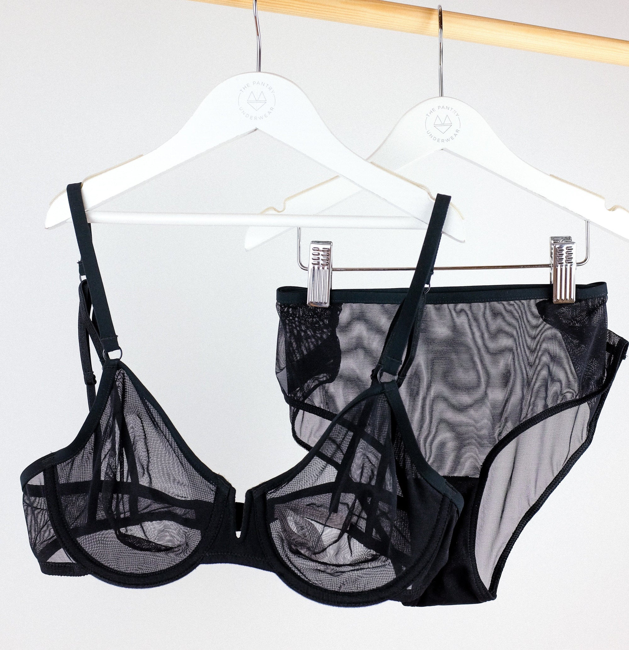 Mesh plunge bra [Black] Bras Simone 