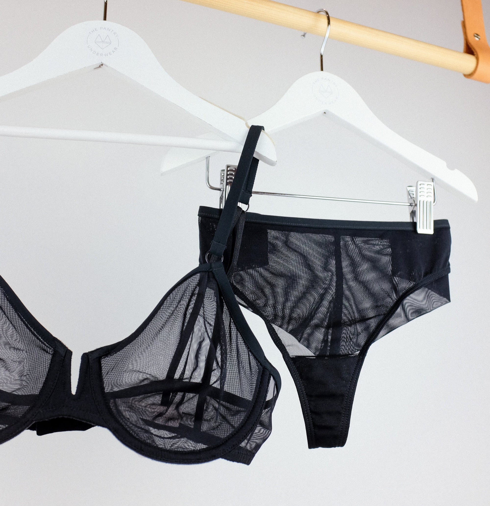 Mesh plunge bra [Black] Bras Simone 