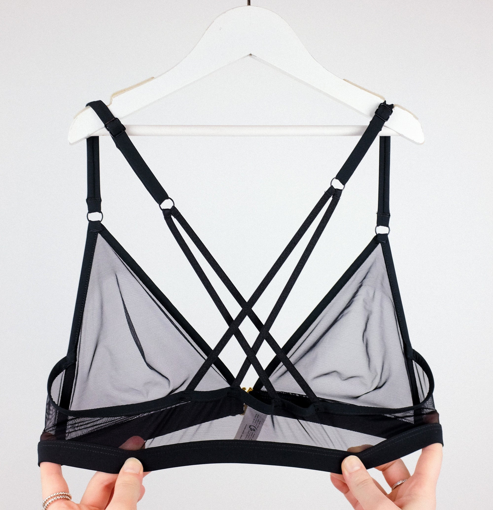 Mesh cross back triangle [Black] Bras Simone 