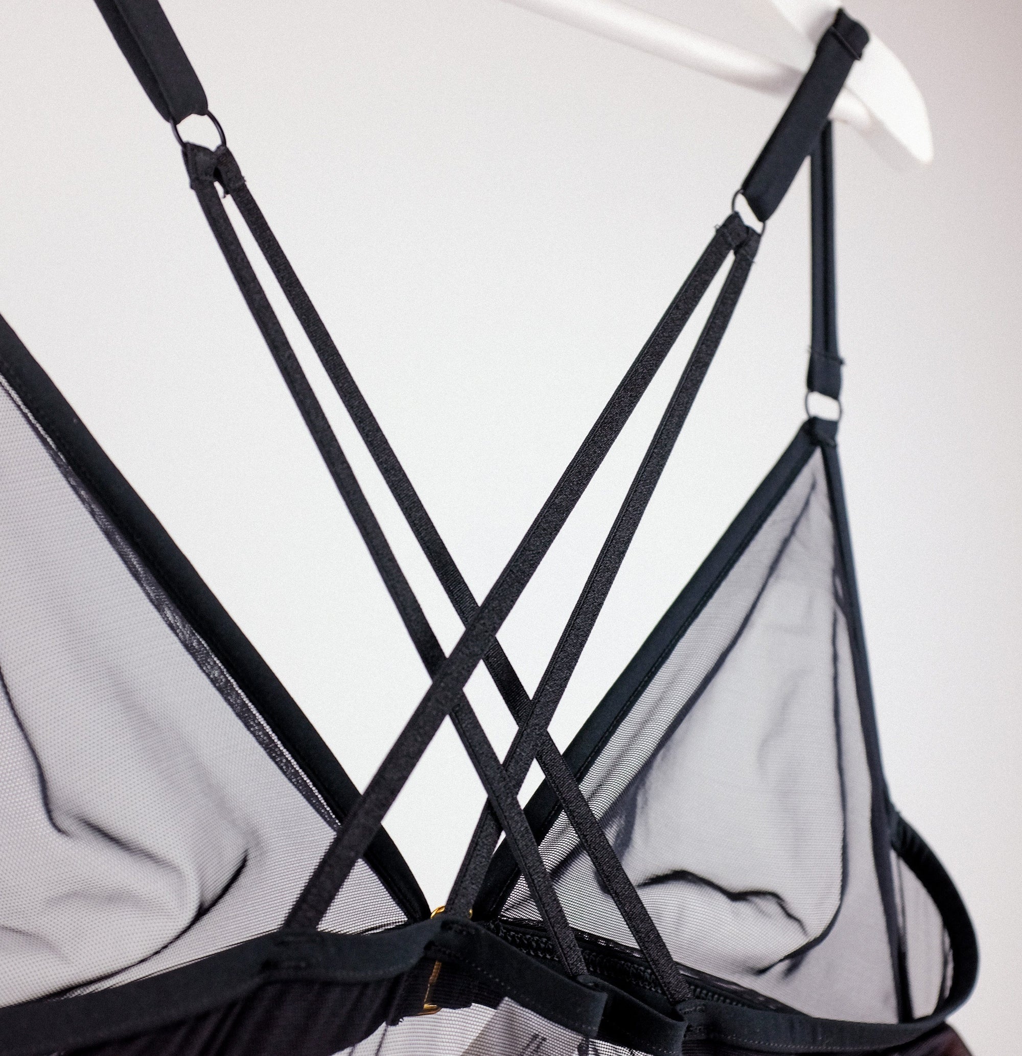 Mesh cross back triangle [Black] Bras Simone 