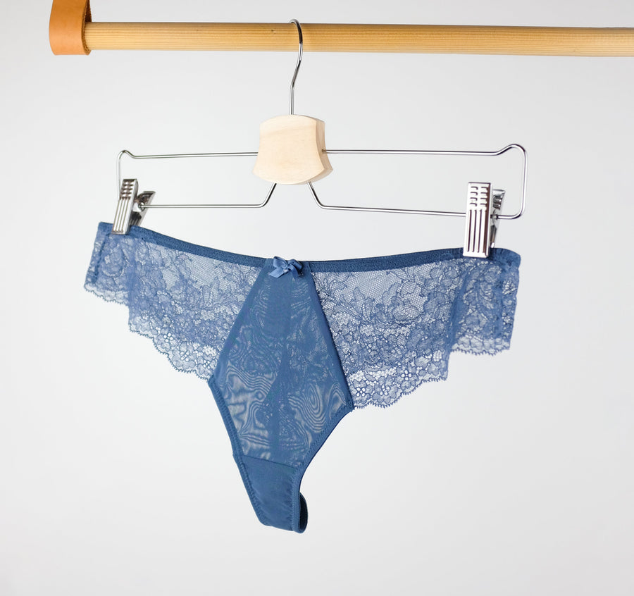 Lace seam-free thong [Periwinkle]